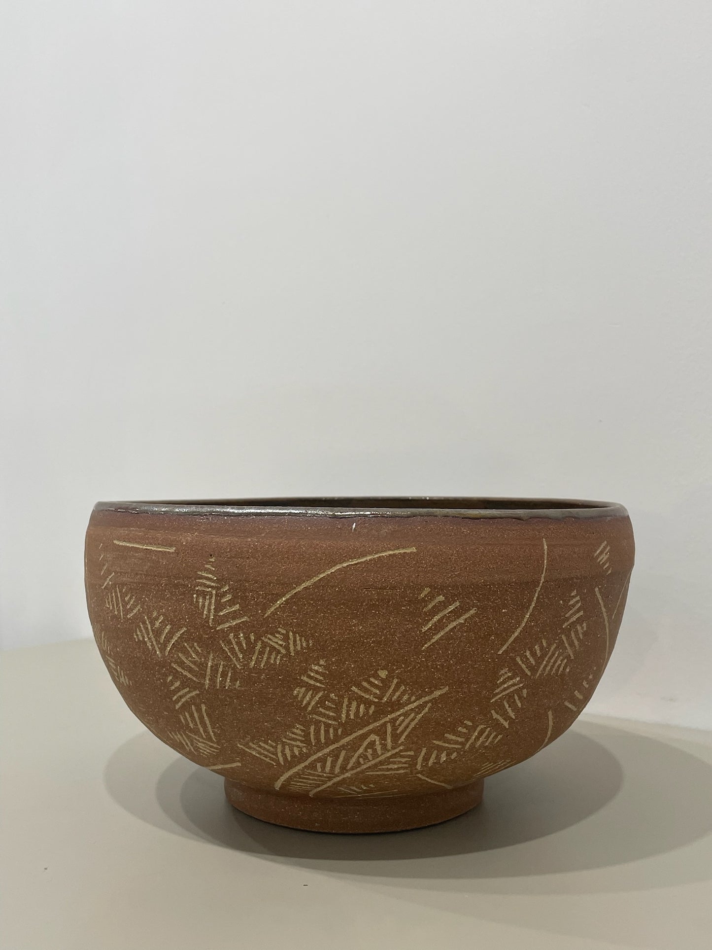 Marissa / Big decorative brown bowl with carvings