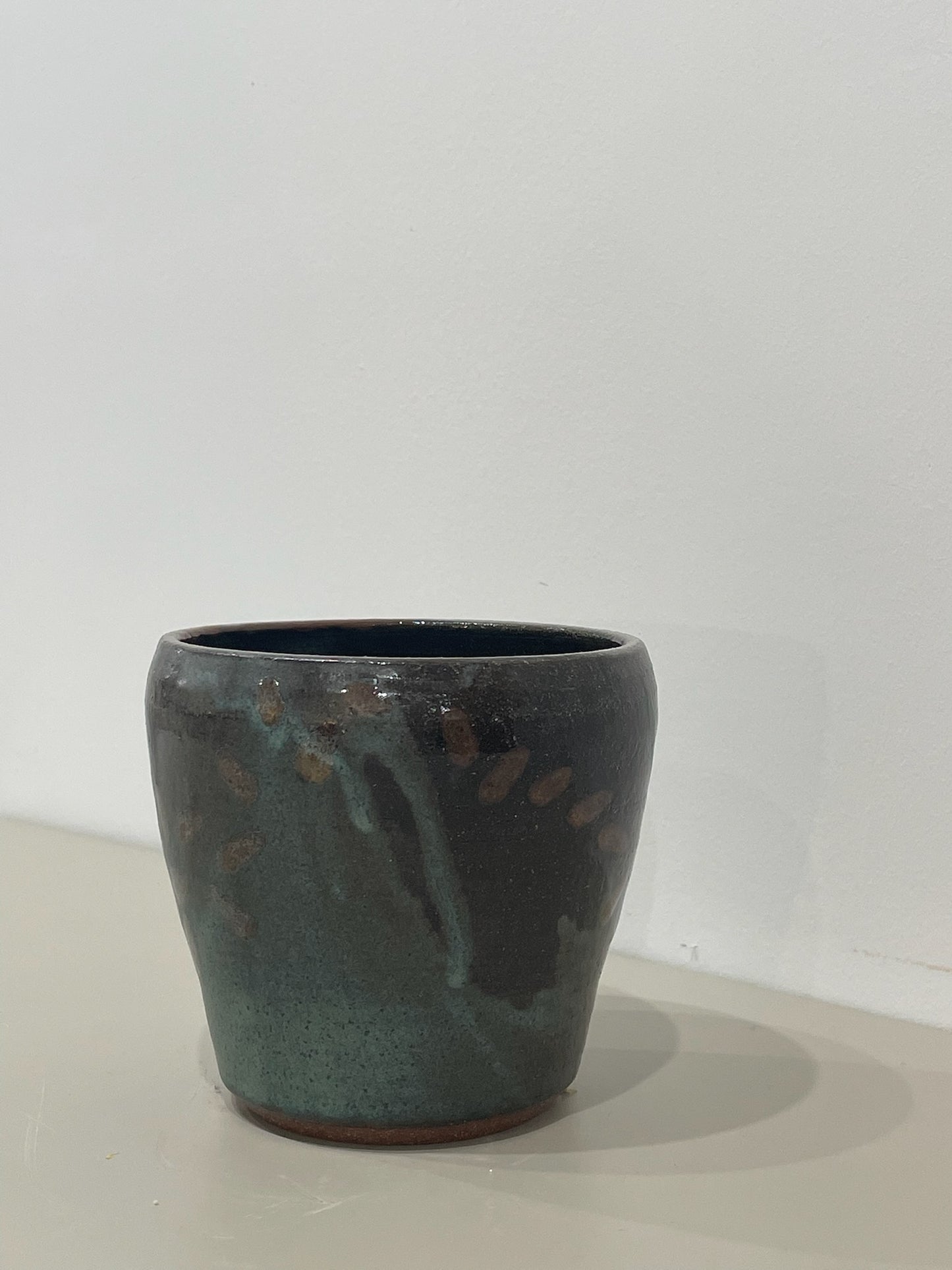 Marissa / Dark green medium pot on red clay