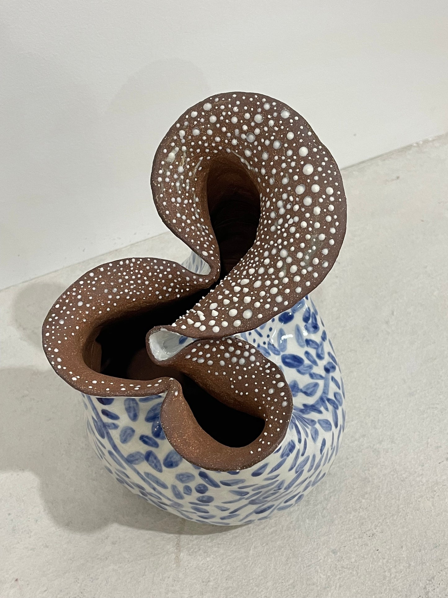 Marissa / Glossy white vase with blue speckles