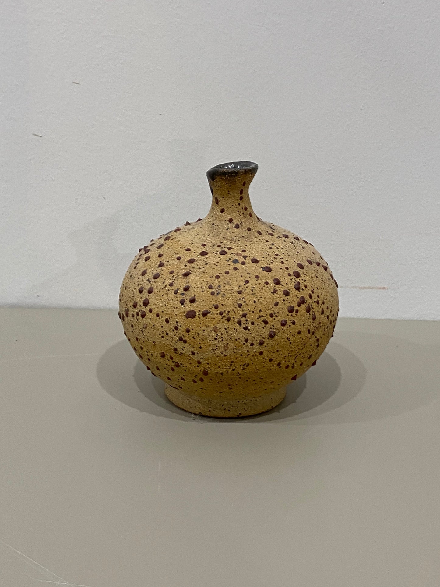 Marissa / Small beige vase with brown dots