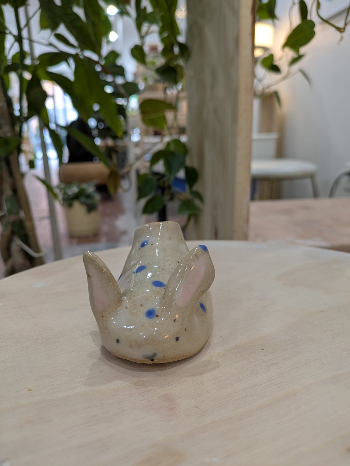 Emiko / blue dots bunny vase