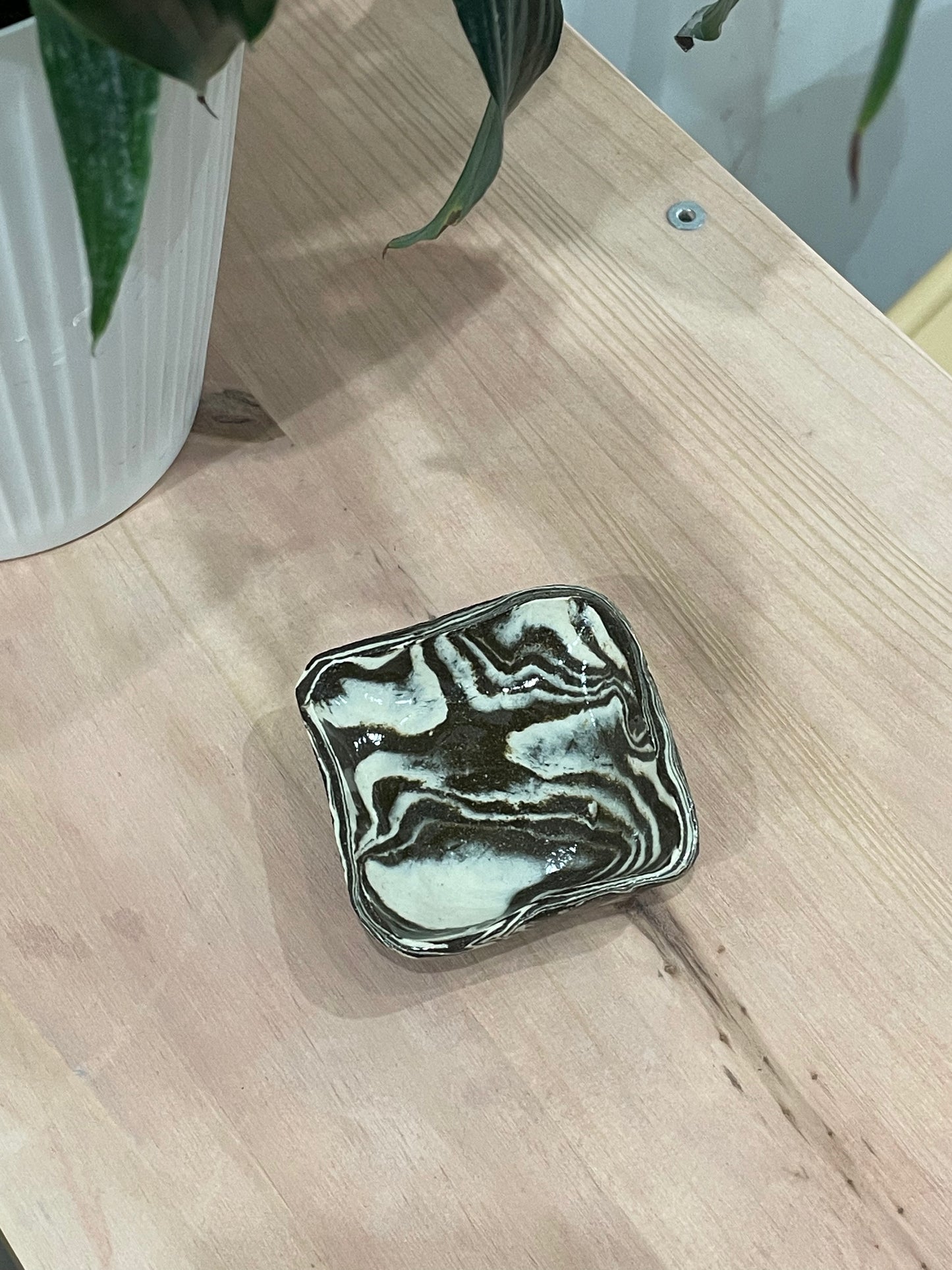 Judy / Square brown cream marbled dish