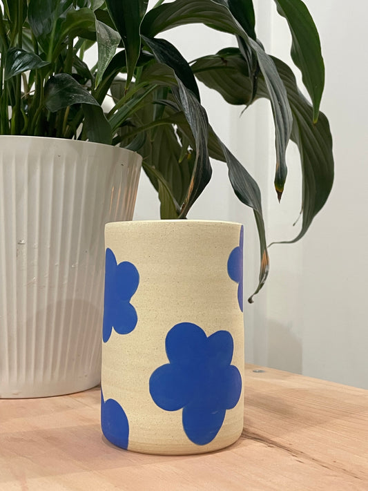 Kathleen / Small vase with blue flowers