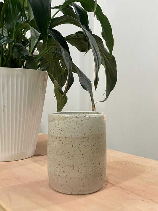 Kathleen / Speckled white cup without foot