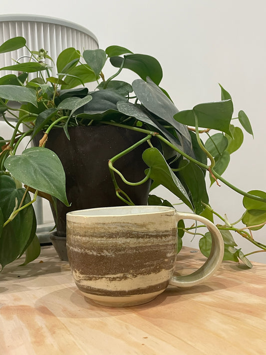 Judy / White and brown marbled mug with handle