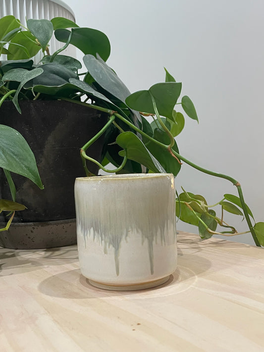 Kathleen / White mug with waves