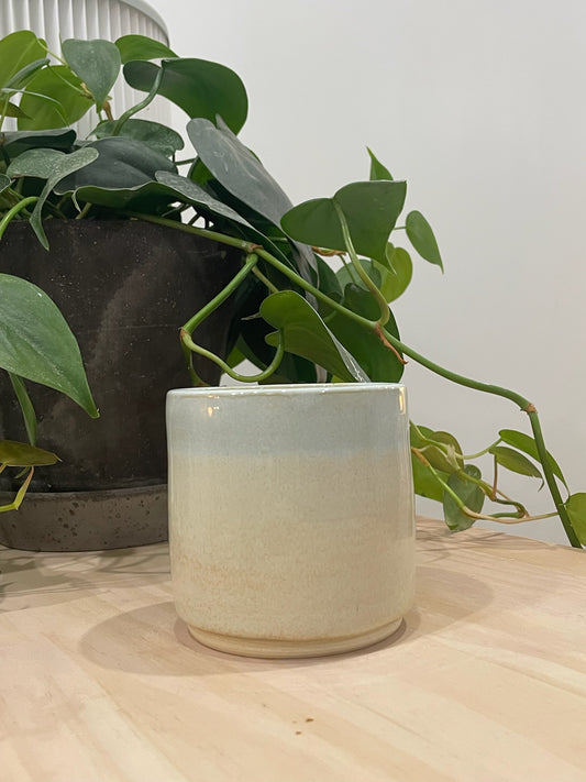 Kathleen / Creamy mug with blue pastel