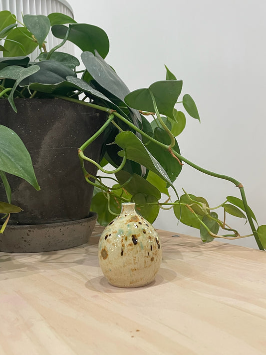 Reuben / Beige bud vase with speckles