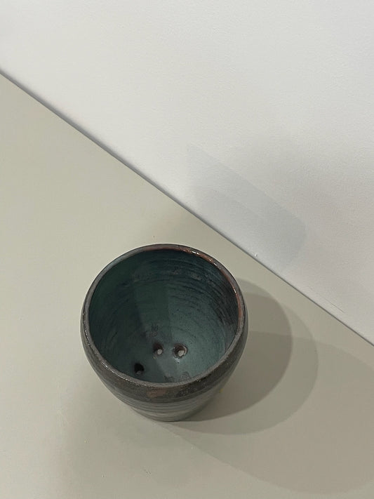 Marissa / Dark green medium pot on red clay