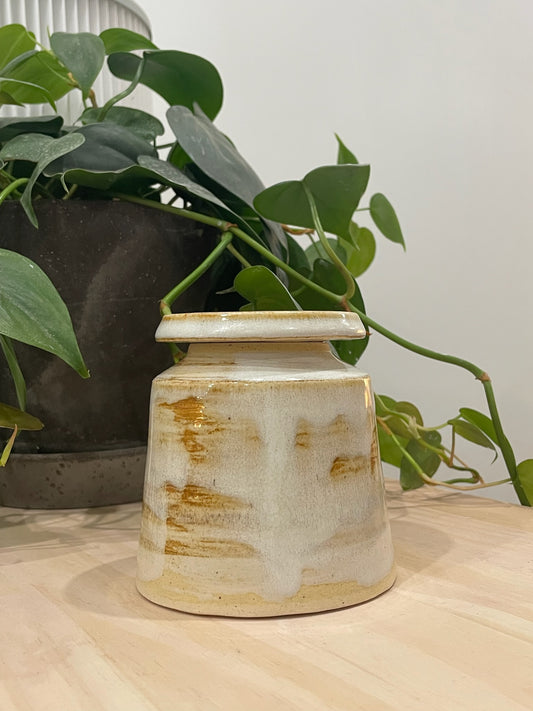 Lorraine / Lidded jar with stripy glaze