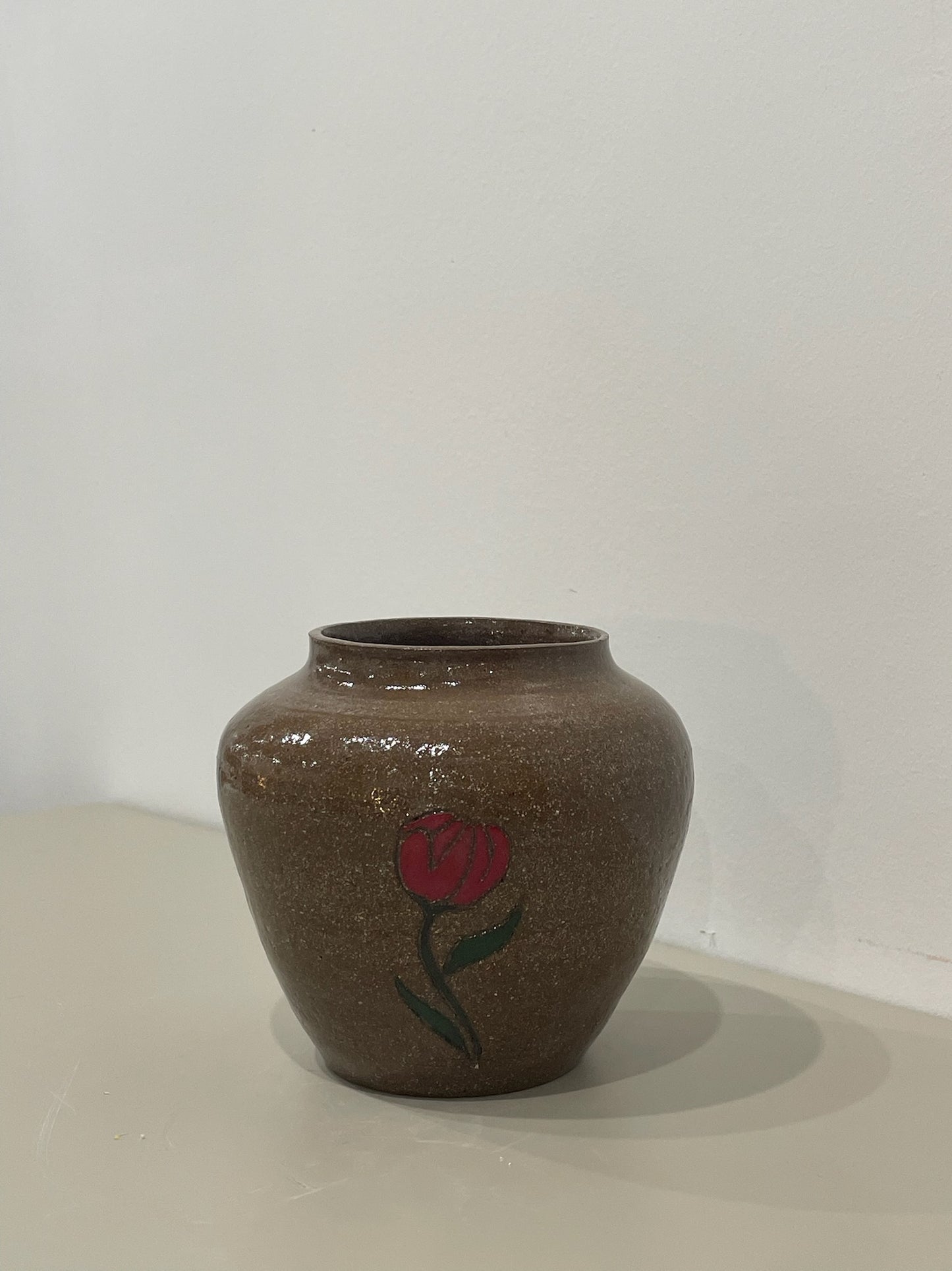 Judy / Brown vase with rose