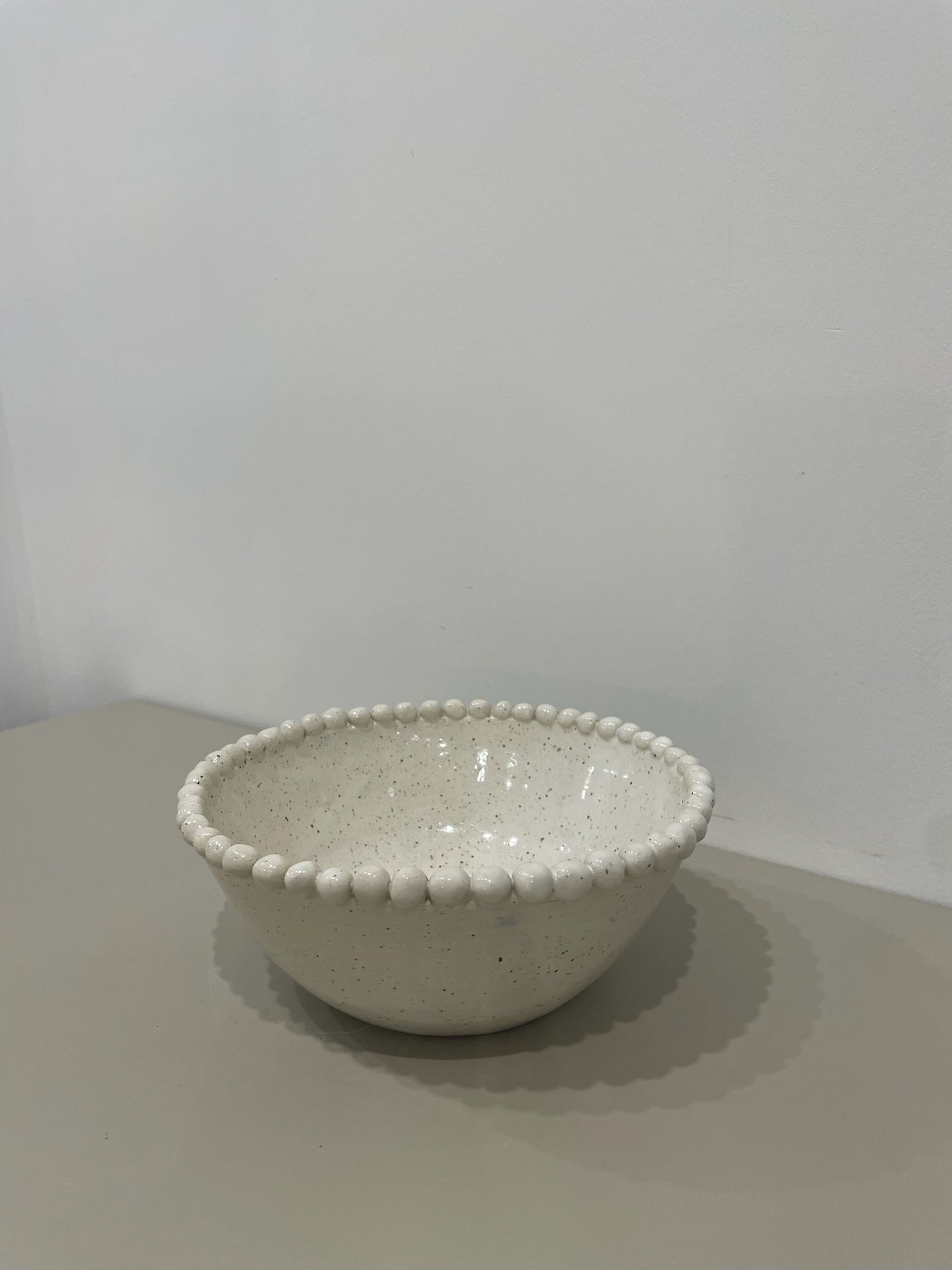 Katie / Bowl with decorative dotted rim