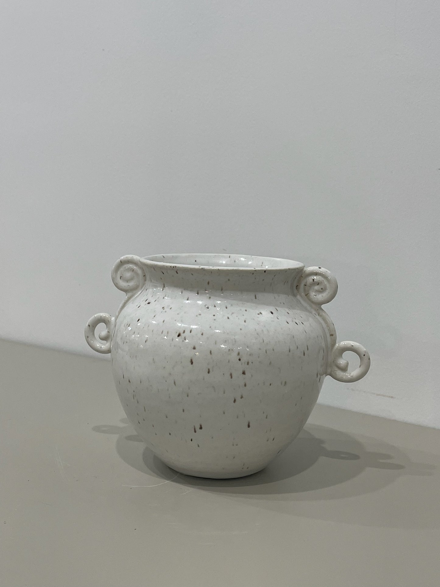 Katie / Speckled vase with decorative swirly handles