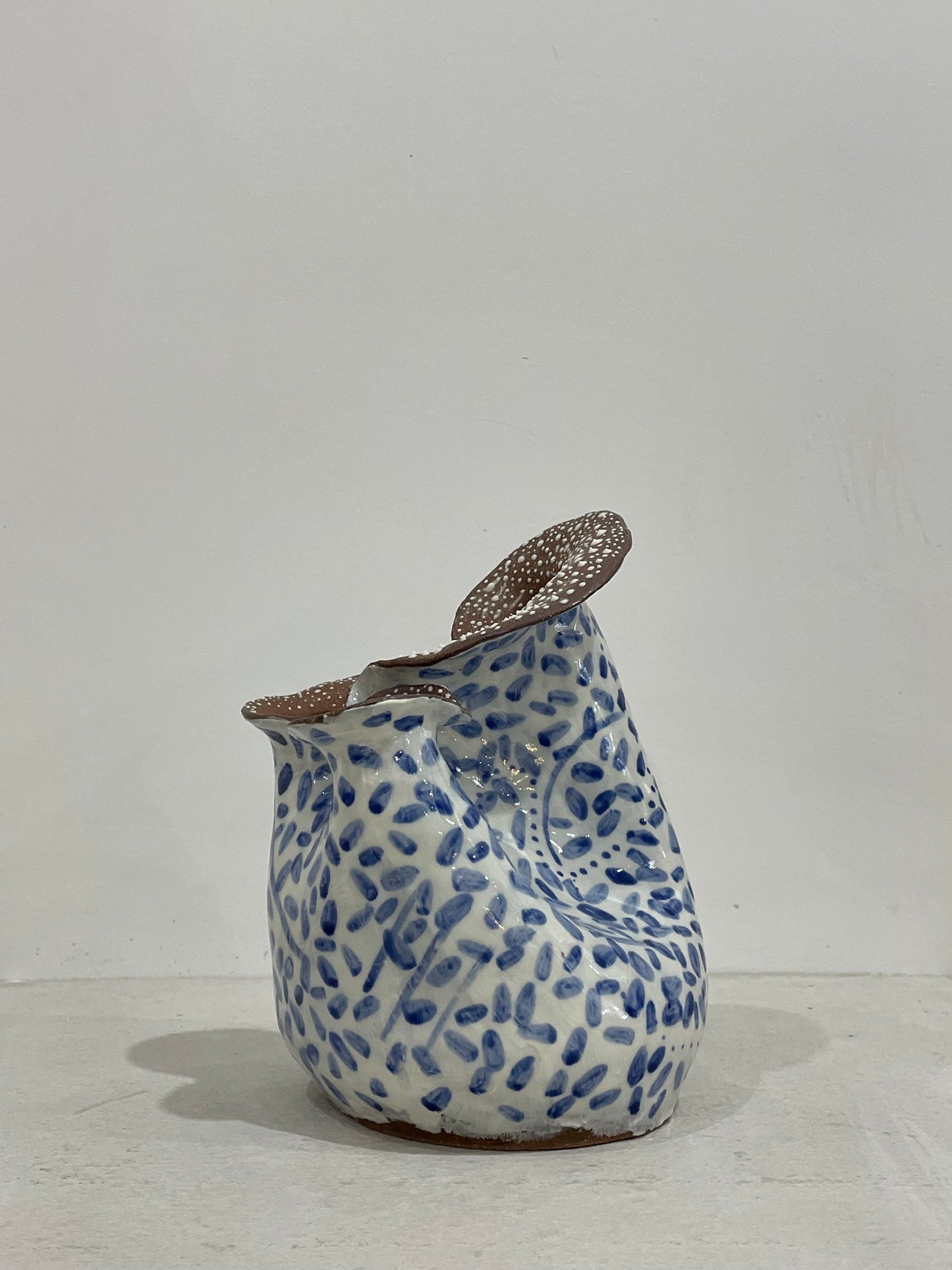 Marissa / Glossy white vase with blue speckles