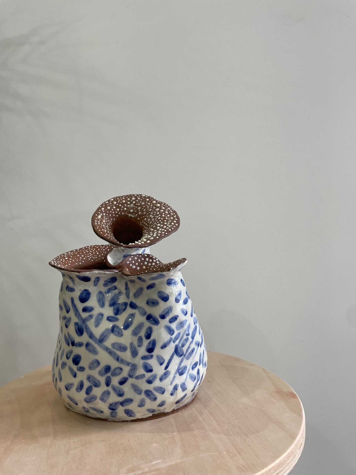 Marissa / Glossy white vase with blue speckles