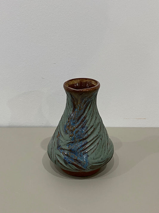 Marissa / Dark red vase with blue glaze with carvings