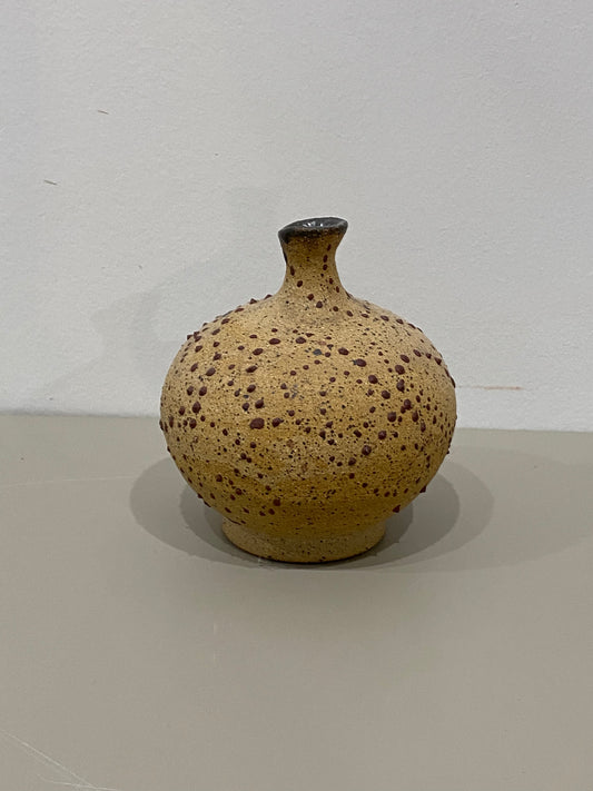 Marissa / Small beige vase with brown dots