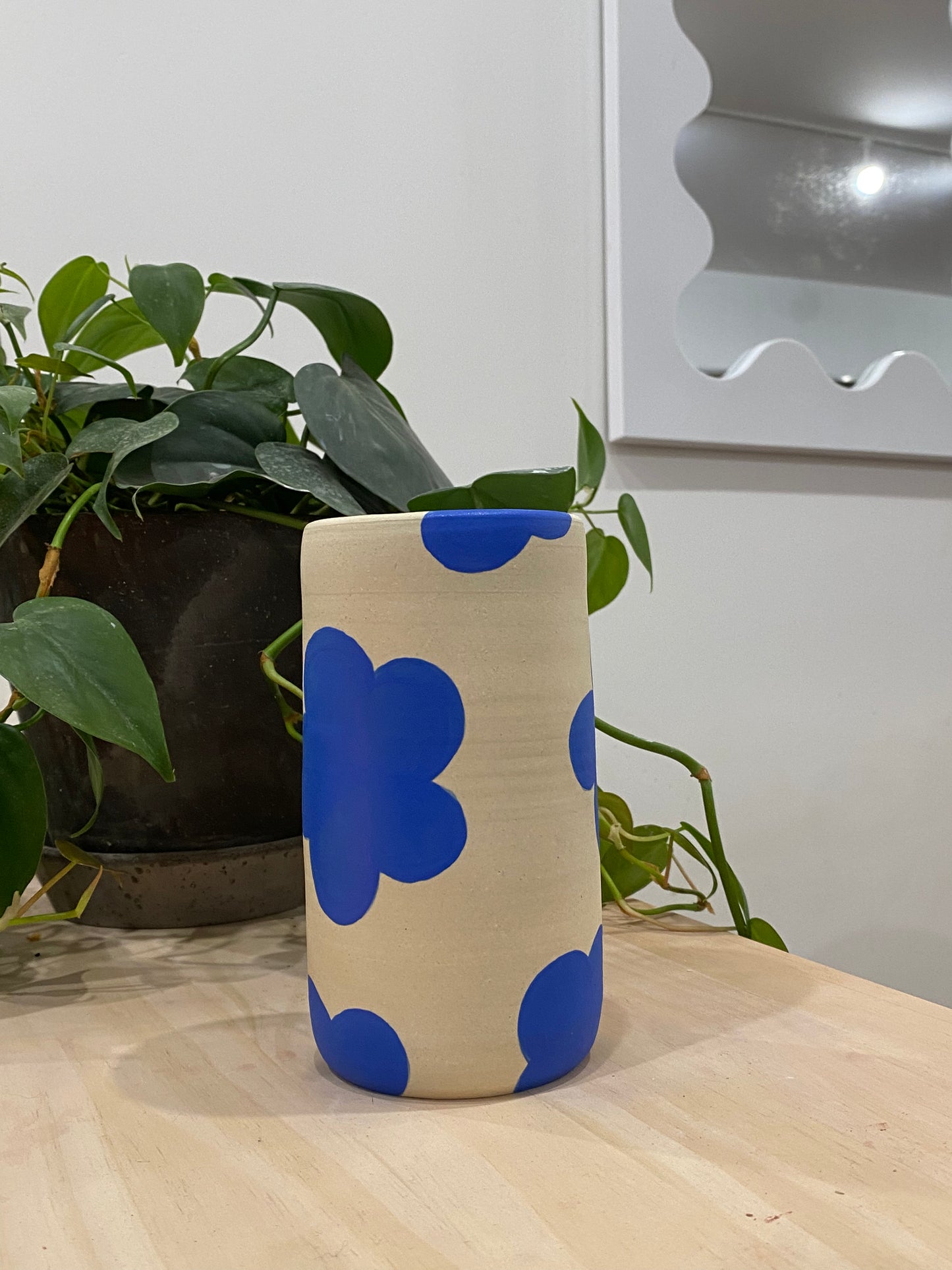 Kathleen / Vase with blue flowers