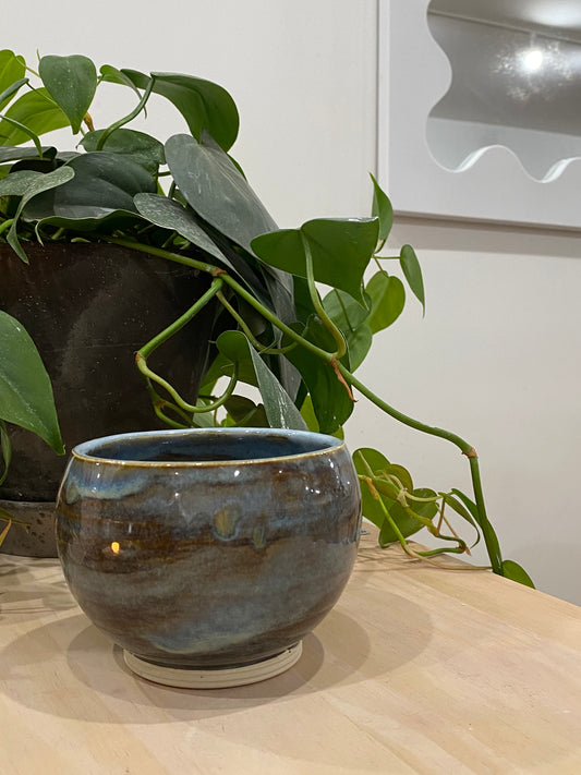 Marissa / Round brown bowl with blue glaze