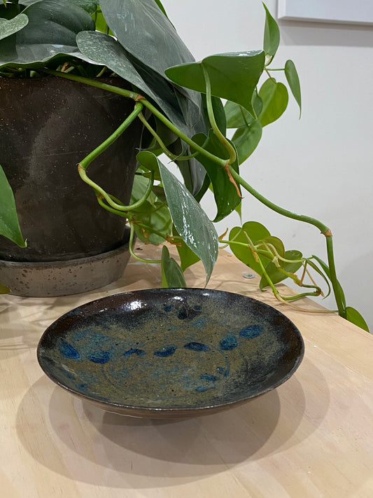 Marissa / Small brown plate with blue glaze on red clay